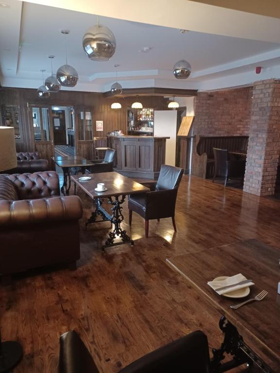 The Midway Bar & Guesthouse room 2